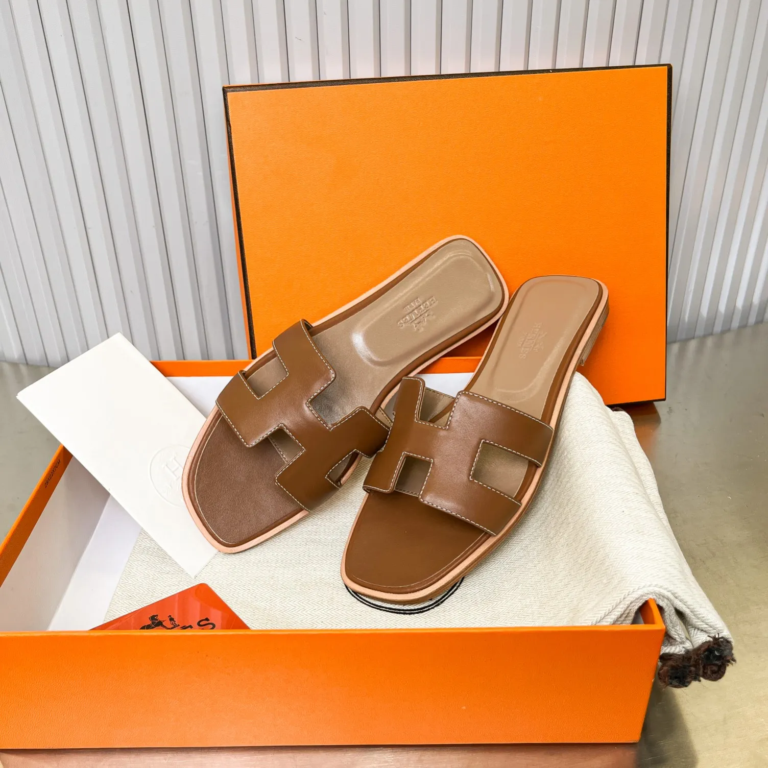 👟👟Ex-factory price 480👟👟 New style in early spring, splicing technology, new revision (Hermès), upgraded packaging, upgraded version and workmanship materials. Hermes®🔴The highest version of handmade shoes on the market ✨✨ Top product Hermès slippers🐎 —————————— The new model in early spring is the same as the original version, handmade by masters! ❥High-end customization, exclusive products, the highest version in the industry⚠❥Using: Hermers upper: Italian imported cowhide + original custom-grade Australian sheepskin feet + genuine leather outsole (pursuing top walking comfort) ✨~~〰〰〰〰❥ Packaging: ✔🚦Pay attention to the packaging➰Top-level exclusive box 〰The original top quality is on sale━━━━Hermes━━━━━ size: 35-40 (34.41.42 custom-made, non-refundable)